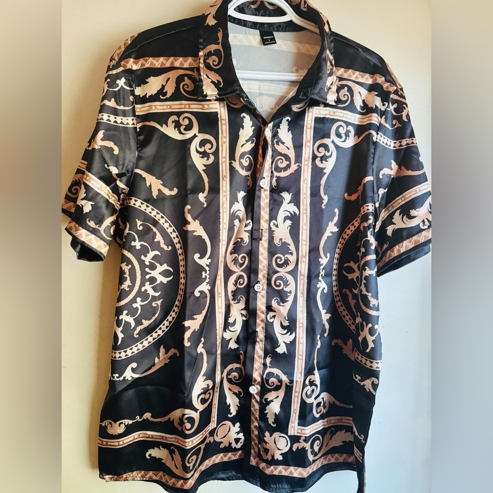 Men’s new Black & Gold Baroque design shirt & matching shorts - size Large
